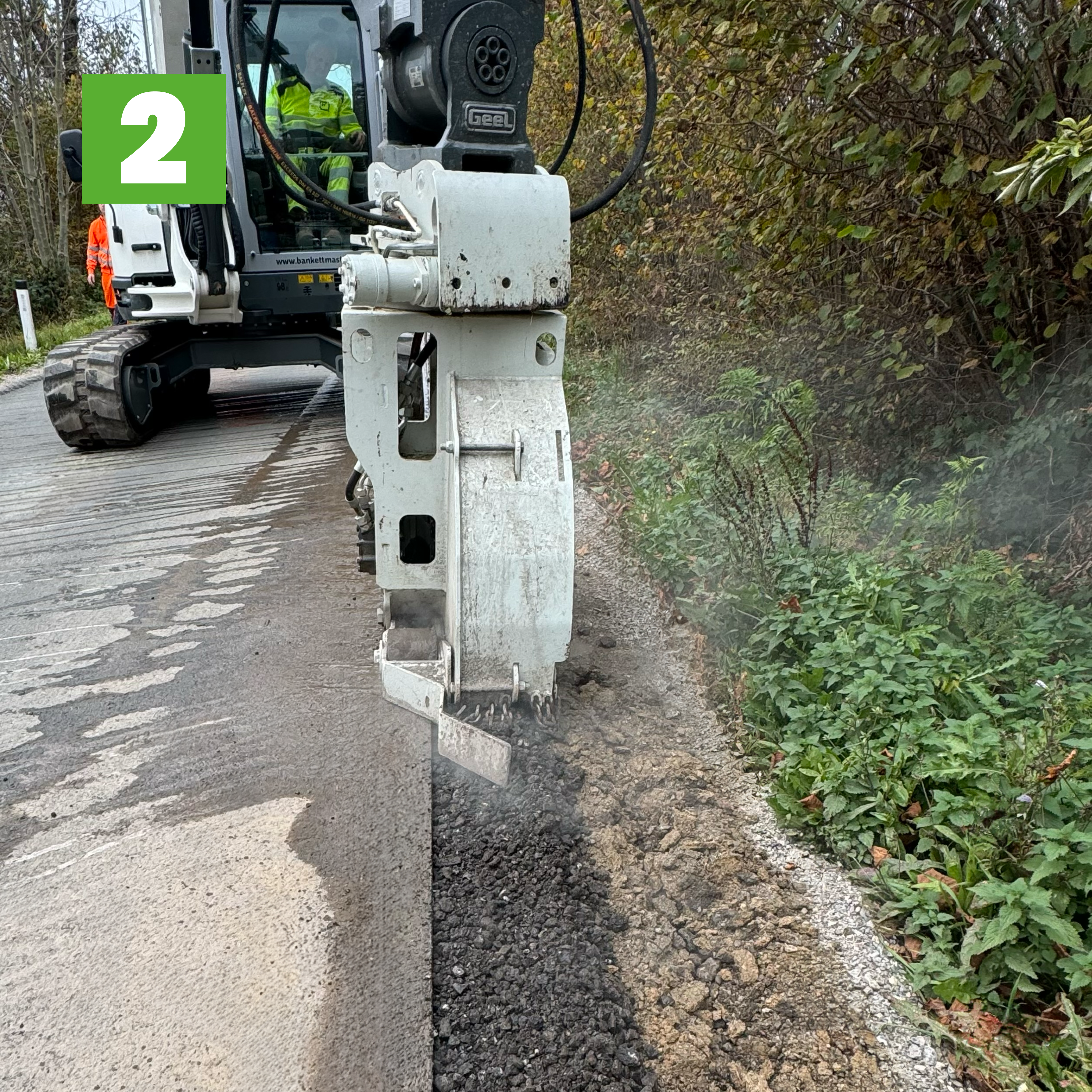 Schritt 2: Die Fräse zerkleinert den Abgetrennten Asphalt sauber und Effizient